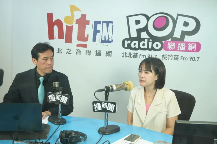 民眾黨新聞輿情部主任吳怡萱接受資深媒體人黃暐瀚專訪。POP Radio提供