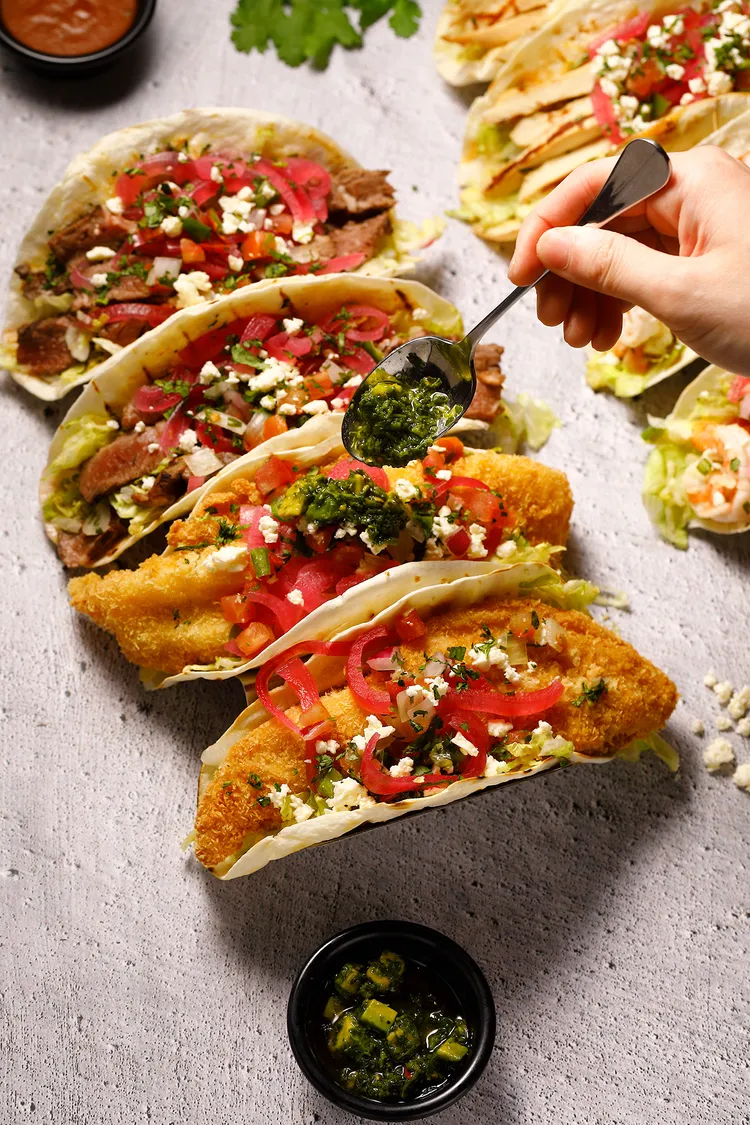 「塔可有派對」推「自由混搭」點餐模式，四款肉類主食及三種異國醬料任意搭配，開胃也開心。業者提供