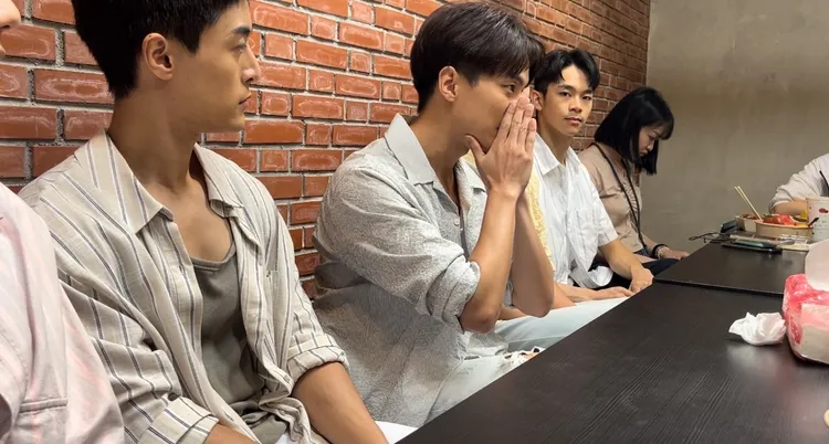 徐謀俊（中）講到已逝癌母哭了。讀者提供