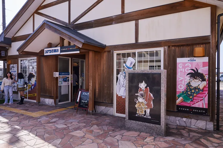 「柯南百貨店」可以購買到許多當地限定的動畫商品，柯南迷絕對不可錯過。StellAH.提供