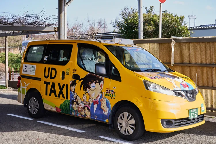 街道上還可看到柯南主題的計程車。StellAH.提供
