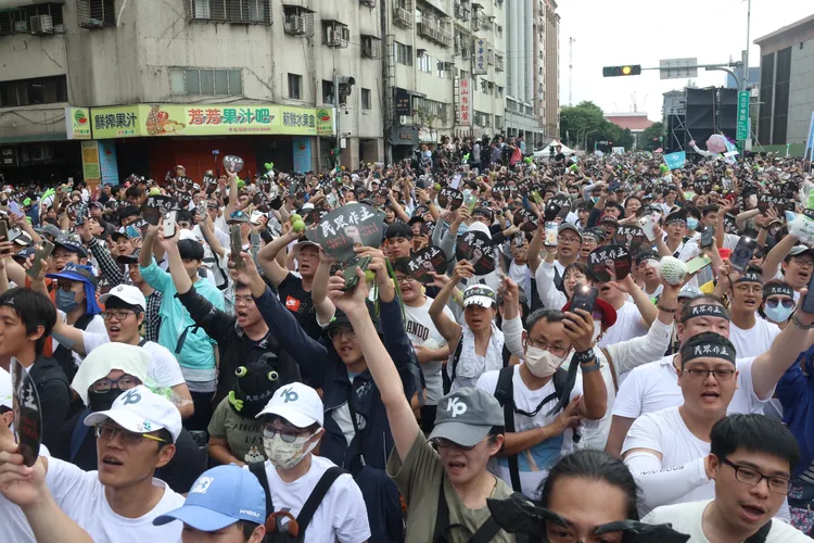 現場群眾在柯文哲登台時，情緒達到最高潮。彭欣偉攝