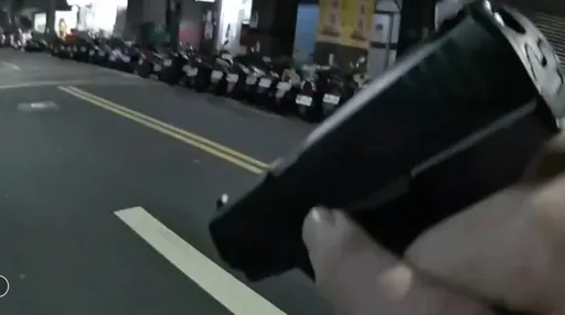 他們有槍!三重警街頭遇「擄人案」對峙互喊放下槍 真相竟是這回事