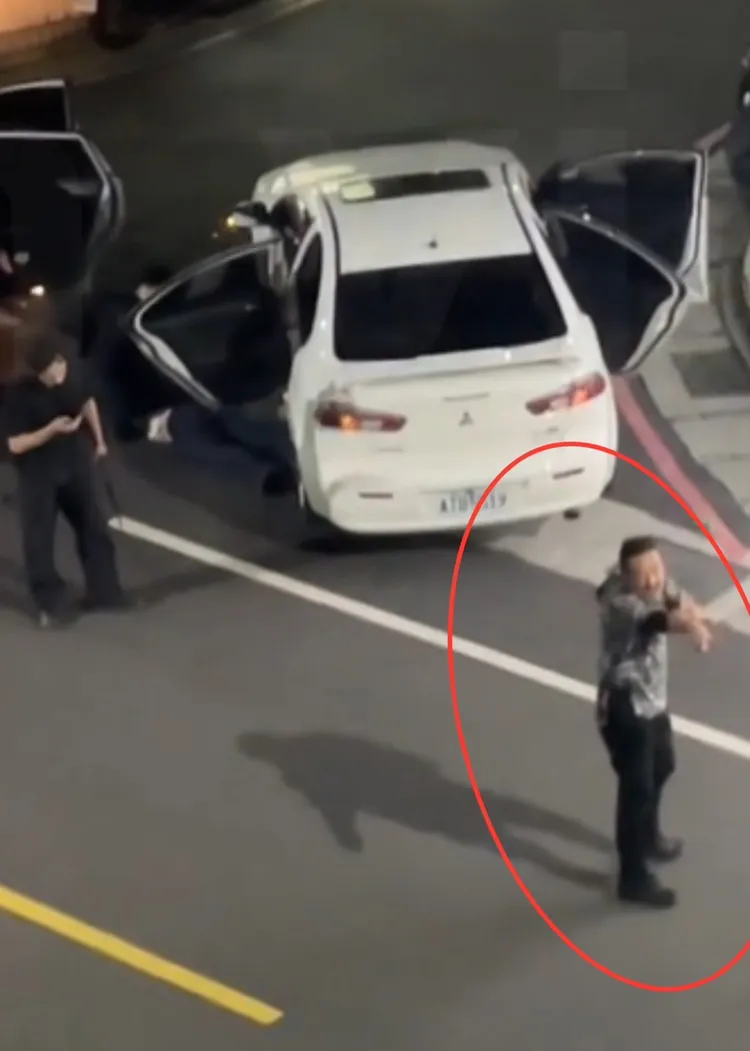 北市便衣警察高喊放下槍，之後拿出證件表明身分，才化解誤會。翻攝畫面