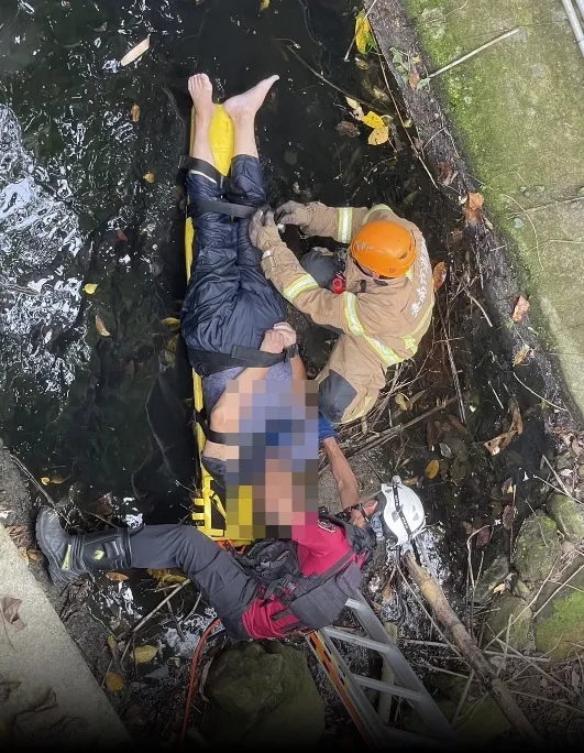 男子明顯死亡。讀者提供