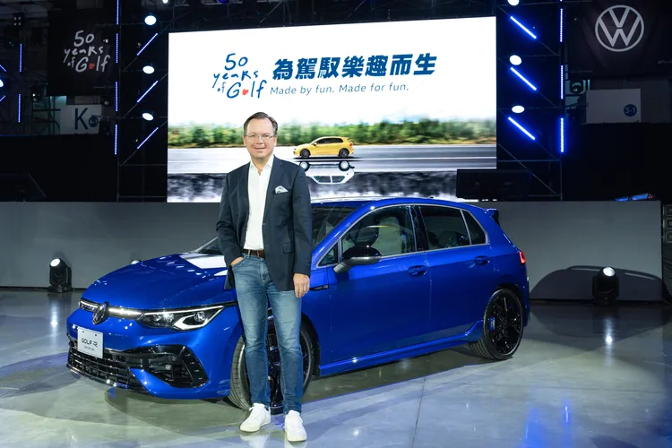 Golf R Edition 50 經典紀念款除擁有 R 專屬外觀空力套件，並且標配黑化風格套件，包含限量 19 吋 Black Estoril 鋁合金輪圈、高光澤黑化後視鏡罩與黑化風格頭燈等專屬配件。業者提供