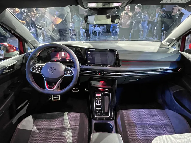 Golf GTI Edition 50 經典紀念款與 Golf R Edition 50 經典紀念款內裝皆搭載 Innovision Cockpit 智能科技數位化座艙，配置 Digital Cockpit Pro 10.25 吋全邏輯數位化儀表、Air Care Climatronic 三區電子恆溫空調以及手機無線充電裝置。林浩昇攝