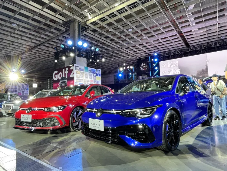 限量50台的Golf GTI Edition 50 經典紀念款(左)，以及Golf R Edition 50 經典紀念款，售價分別為145.8萬元及199.8萬元。林浩昇攝