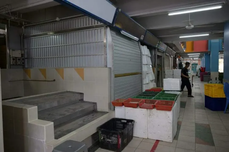 女孩睡在潮濕的菜市場內11個月。