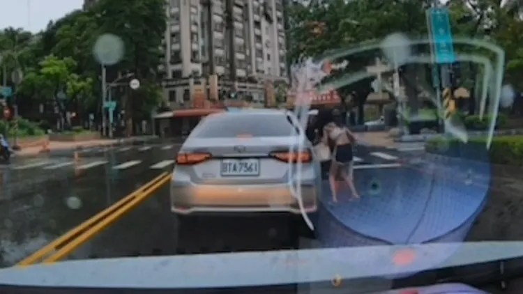 辣妹鑽出後車廂後，跑到前乘客座上車。翻攝自《記者爆料網》