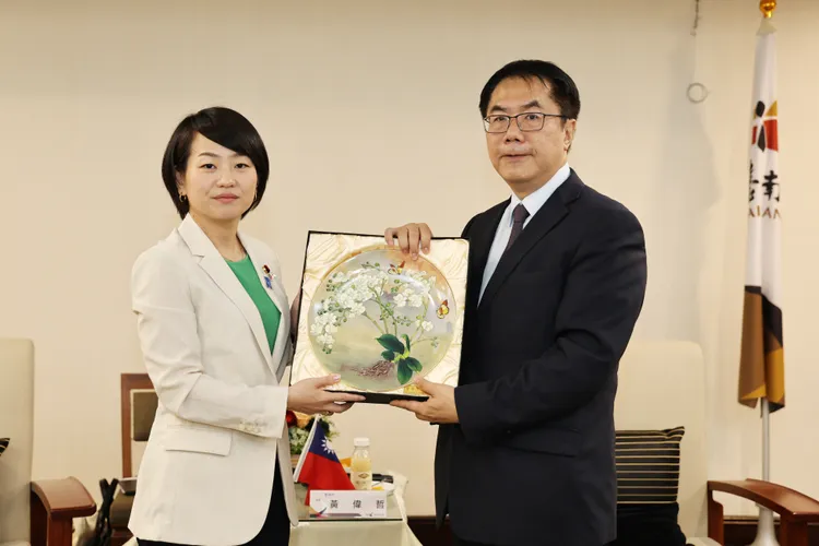 黃偉哲市長致贈蘭花盤。市府提供