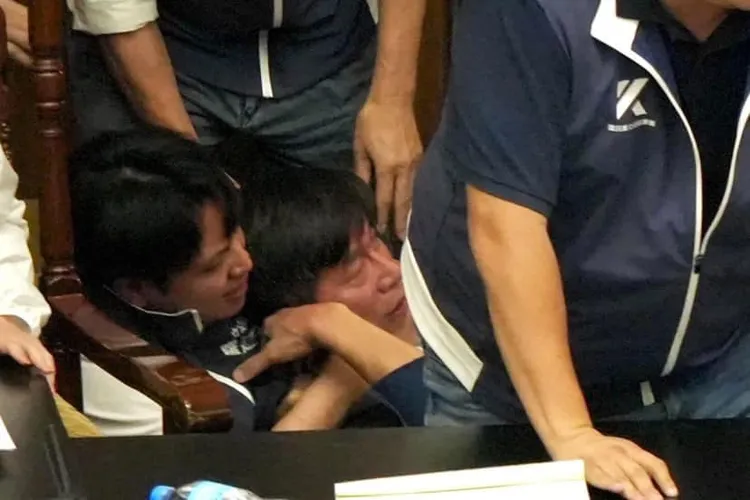 羅廷瑋被直擊鎖喉鍾佳濱。讀者提供