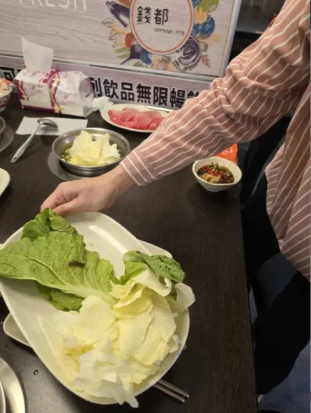 網友笑稱最近蛞蝓是餐廳必備食材嗎。翻攝Dcard