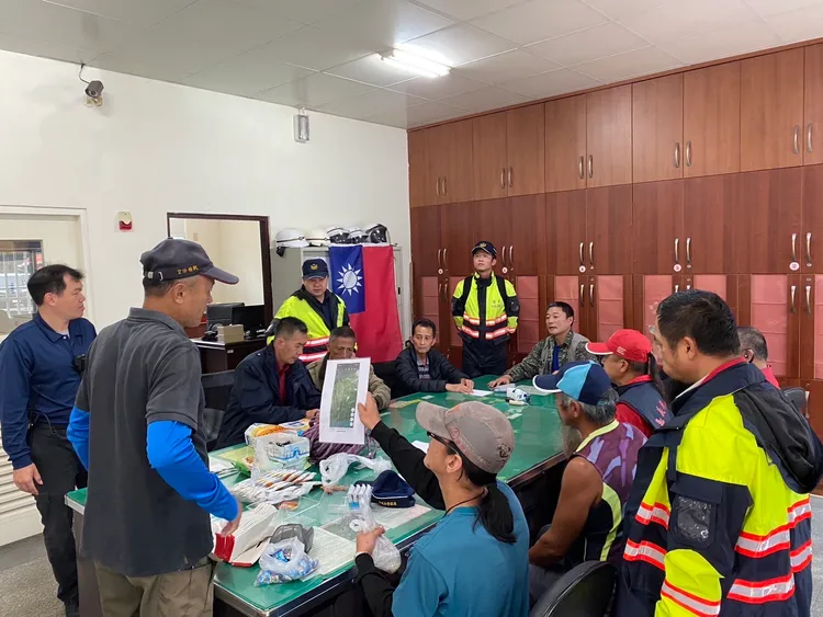 開會滾動式探討搜索範圍。警方提供