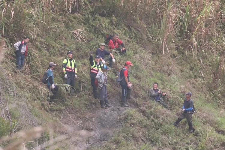 搜救人員持續下切懸崖搜尋。警方提供