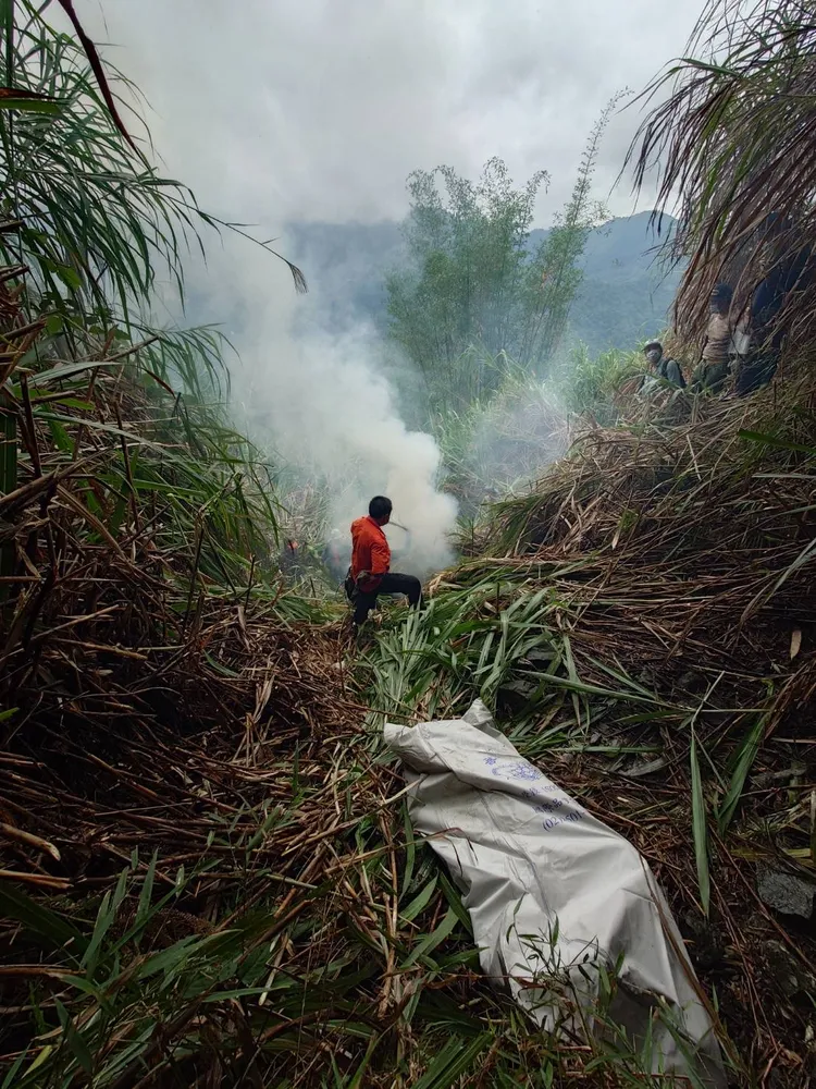 下切懸崖到5、600公尺處，尋獲洪男遺體。警方提供