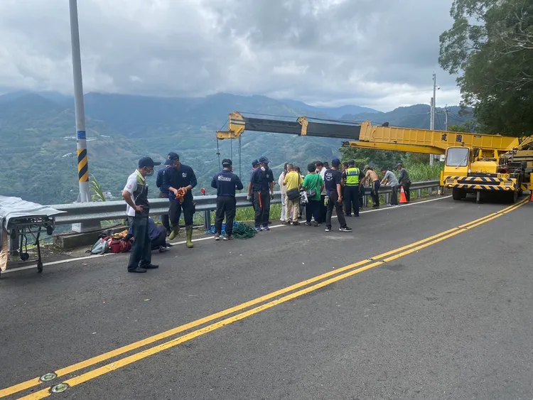 出動吊車將遺體吊掛至路面。警方提供