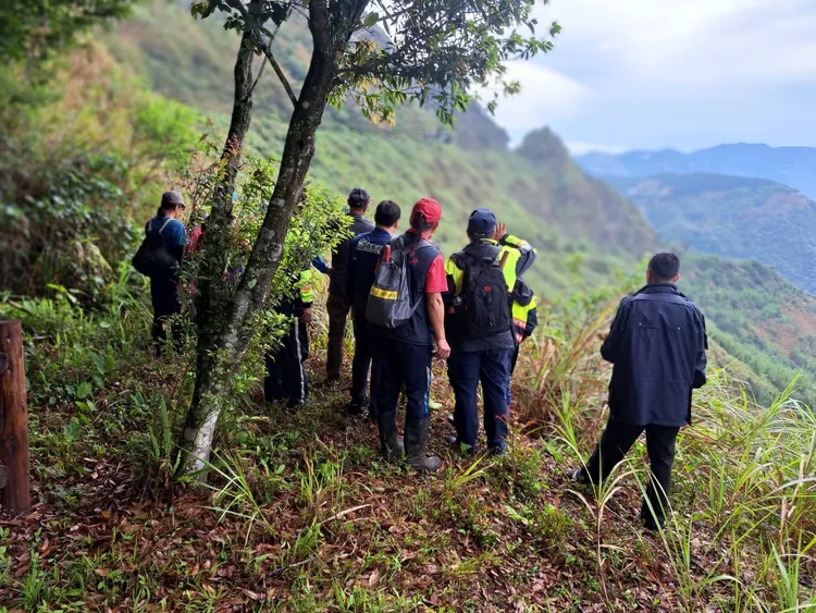 警方、警義消、山義警持續搜山，但未發現男子身影。警方提供