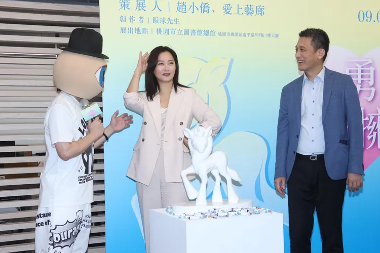 送子鳥院長（右起）對趙小僑第2胎信心喊話，左為眼球先生。彭欣偉攝