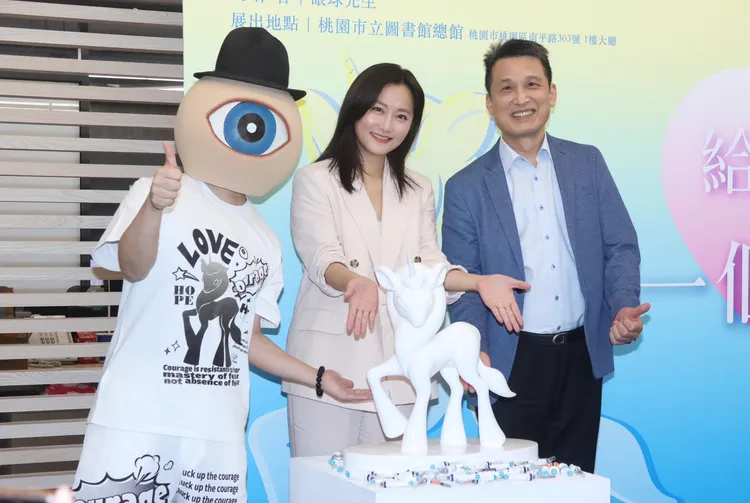 眼球先生（左起）、趙小僑、送子鳥院長賴興華。彭欣偉攝