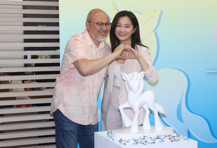 趙小僑（右）想再生，劉亮佐五味雜陳。彭欣偉攝