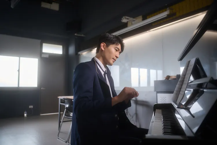 涂善存飾演才貌兼具的完美校草男神「王子杰」。星映電影提供