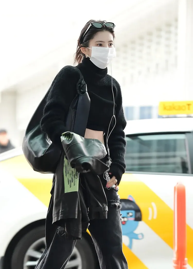 韓素希搭配Toni彎月包。翻攝Tenasia 官網