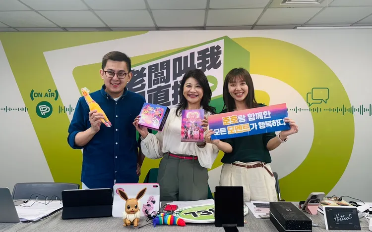 民進黨發言人卓冠廷與林楚茵、張雅琳一同主持直播節目。民進黨提供