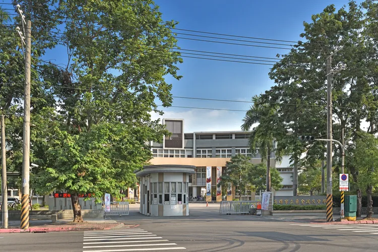 區段屬高雄少見擁有從國小到大學的文教商圈，無論消費、交通、學區等機能兼備。安庭建設提供