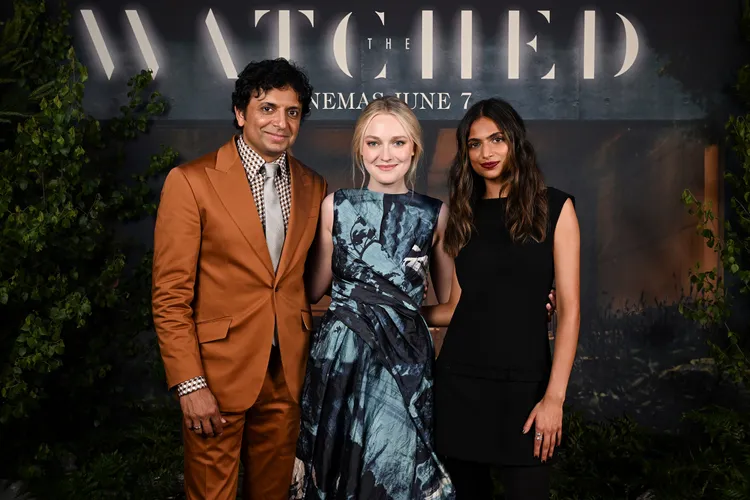 M.奈沙馬蘭（左起）、達科塔芬妮、導演伊莎娜奈沙馬蘭合體宣傳。華納兄弟提供