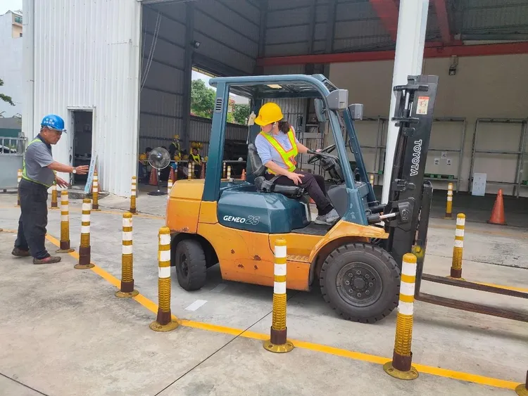 堆高機女性專班今年預計8月辦理訓練，即日起開放報名，將招收15名女性參訓者。市府提供