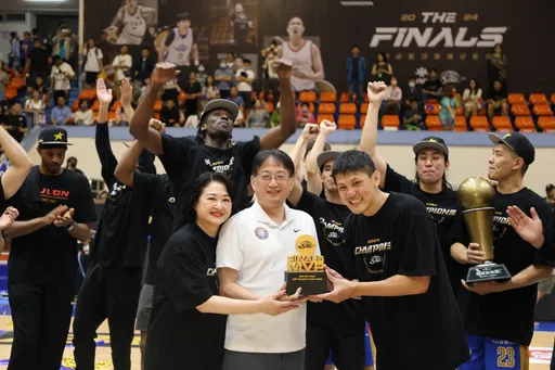 裕隆擺脫季前假球低潮奇蹟奪冠 40歲周士淵發揮價值拿FMVP