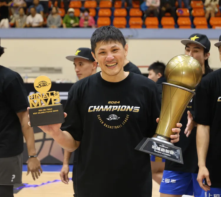 40歲老將周士淵也開心獲得FMVP殊榮。籃協提供