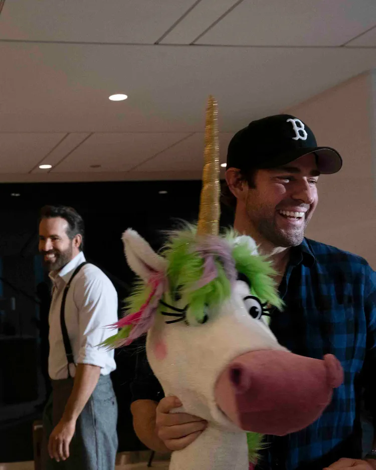 萊恩雷諾斯（左）和約翰卡拉辛斯基合作。UIP提供