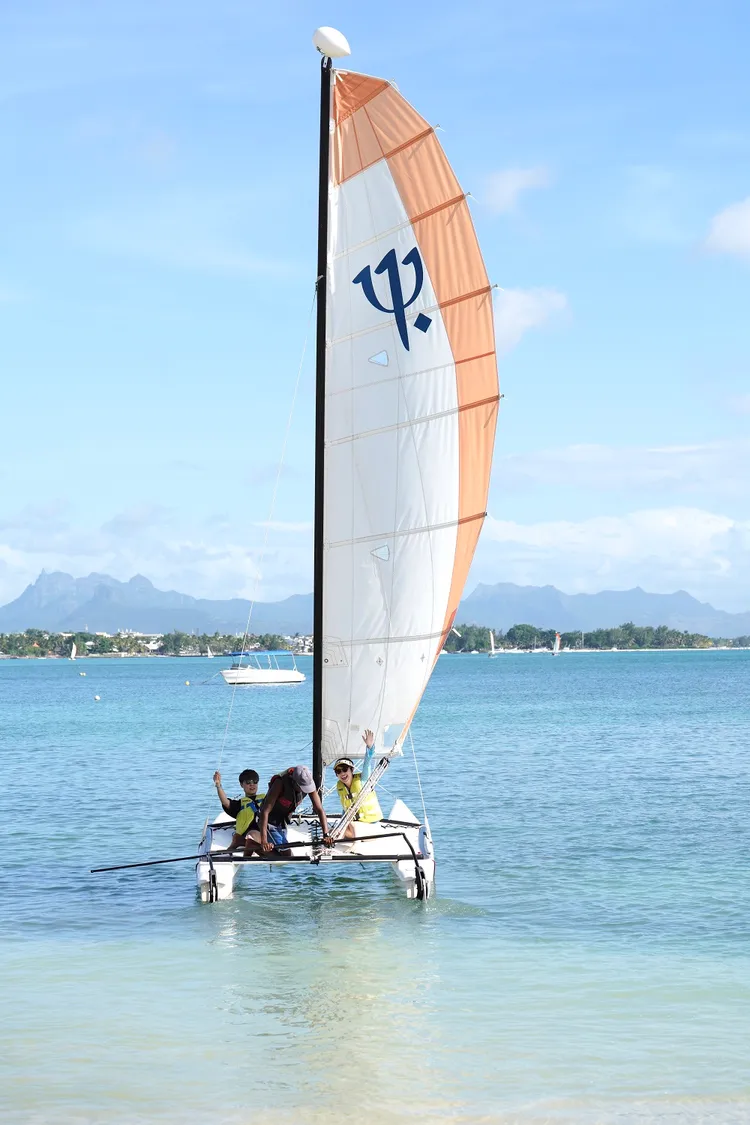 Lulu 在 Club Med 康隆尼角，挑戰滑水、風帆等多樣水上運動。業者提供