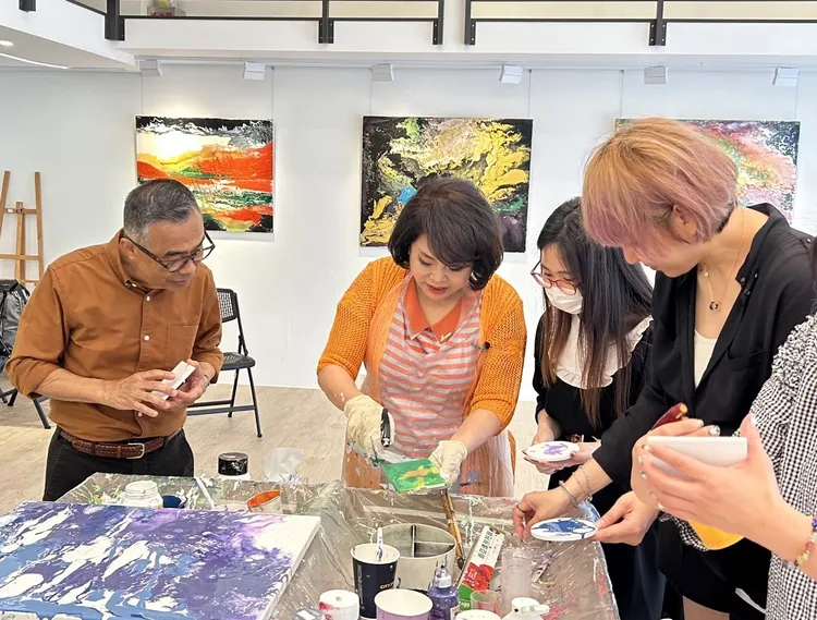 ▲5/18講座當天，每位來賓都可現場手作一個流體杯墊，體驗「流」的真諦。