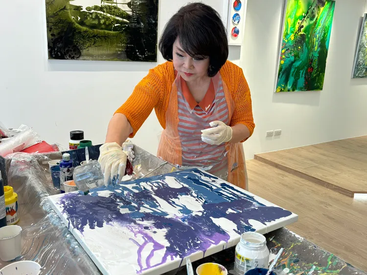 ▲湯匙、筷子、甚至雙手、粉撲，都是謝麗美就地取材、用來作畫的工具。