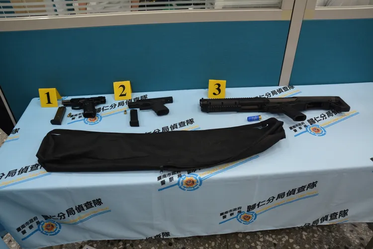 警方起出霰彈槍1枝、改造手槍2枝及子彈3顆。讀者提供