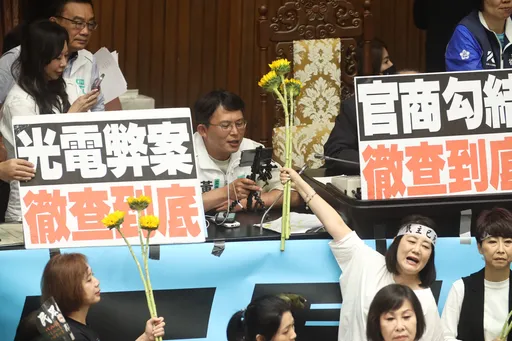 遭綠委嗆「臭俗辣」!黃國昌被丟太陽花不忘直播 國民黨急護駕