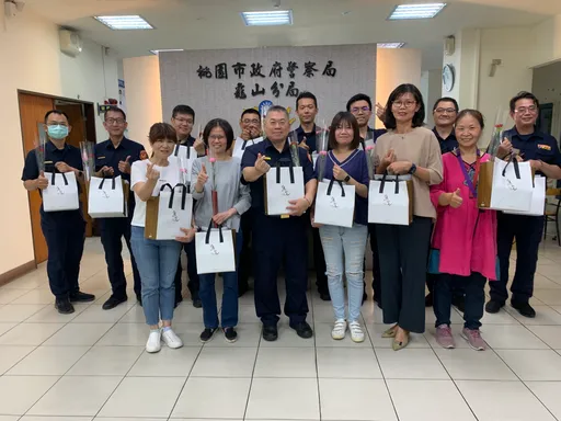 感念警察媽媽工作、家庭兩頭燒 龜山警分局長送康乃馨、小蛋糕