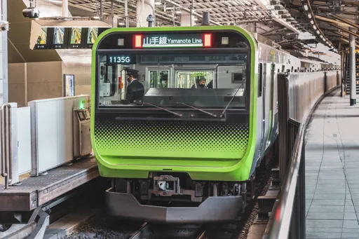 山手線有蛇!牠環遊東京2小時才滿足現身 2700人受影響