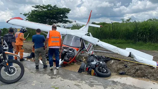 誇張!機車騎士行駛公路被追撞撞飛 肇事的竟然是一架飛機