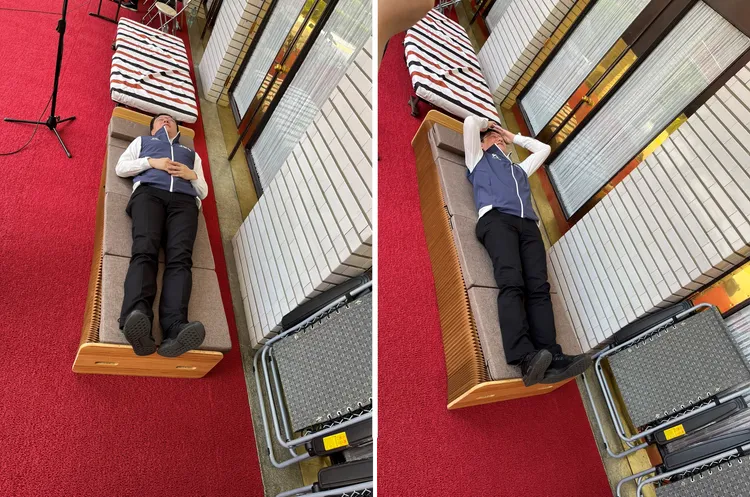 藍委張智倫試躺床墊。讀者提供