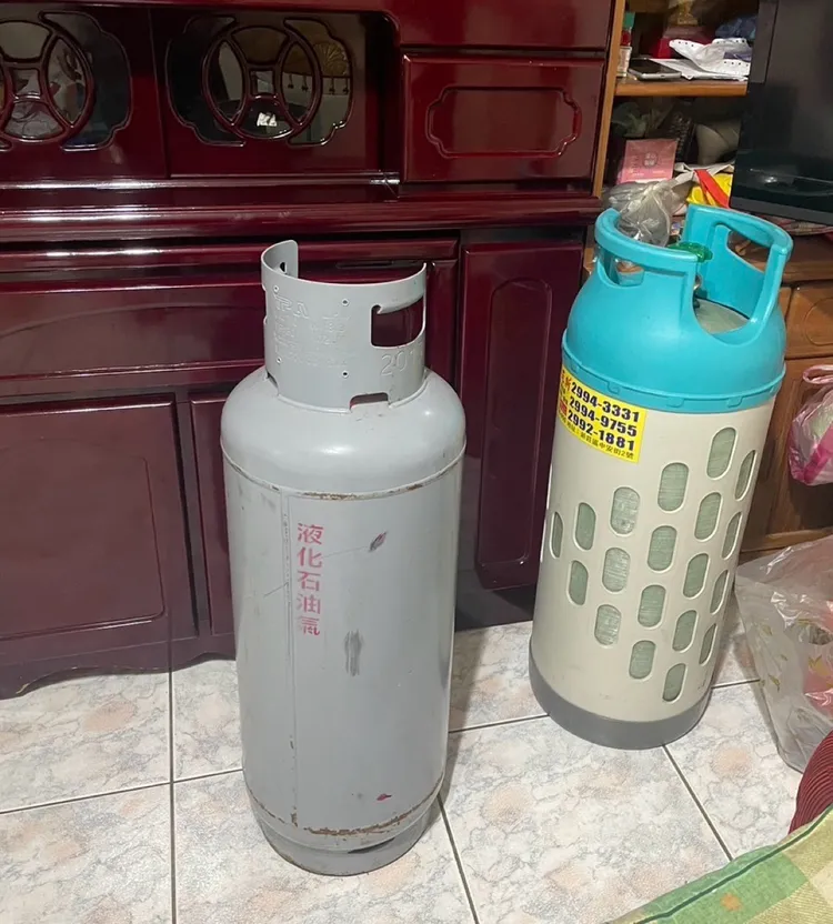 搬到客廳的瓦斯桶，賴嫌打開閥門，氣體瞬間瀰漫整棟樓。翻攝畫面