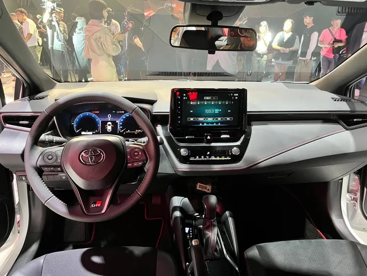 重新設計座艙專屬紅黑雙色內裝配色視覺質感再升級，並搭配GR元素的戰鬥元素。林浩昇攝