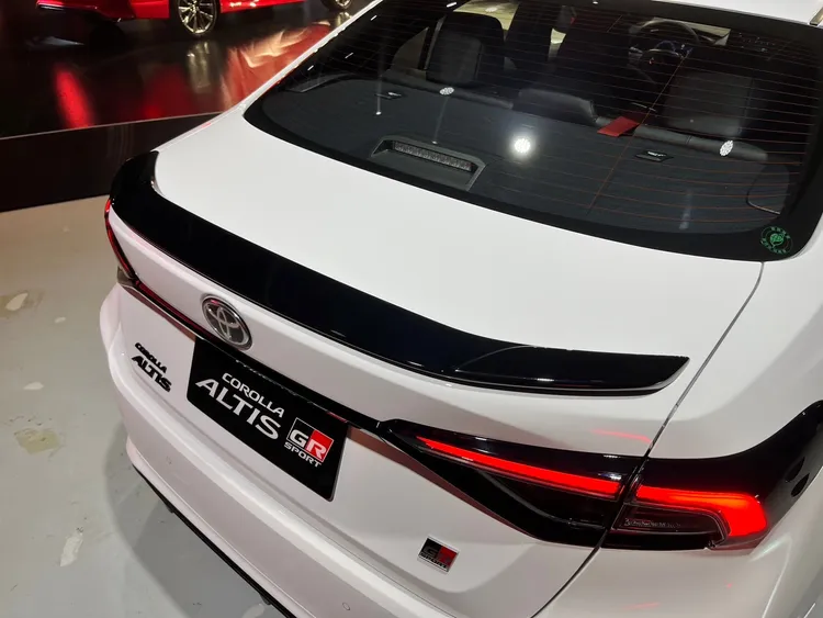 車尾搭配燻黑尾翼與LED光條式燻黑尾燈，展現獨樹一幟的運動化強悍個性與魅力。林浩昇攝