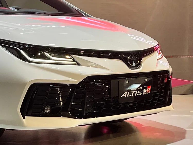 小改款Corolla Altis GR Sport外觀上搭配重新設計的GR專屬套件，帶有Ｇ字型格柵進氣孔的水箱護罩。林浩昇攝