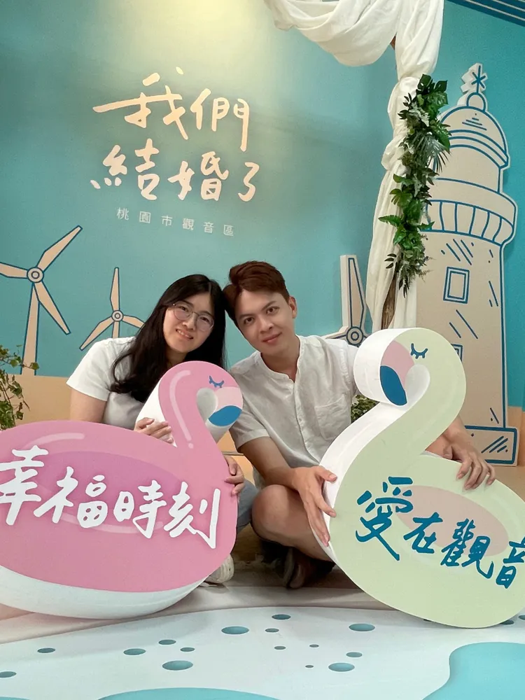 觀音戶政事所結婚專區，就像在希臘辦婚禮。民政局提供