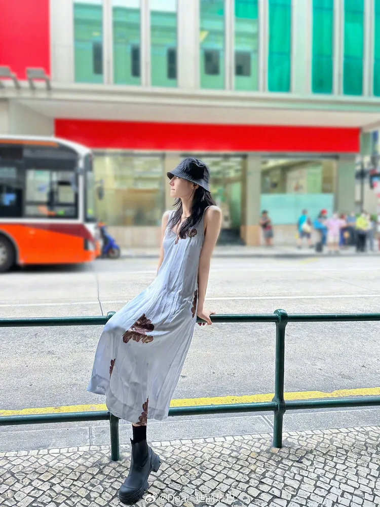 迪麗熱巴穿著印花吊帶洋裝相當有鬆弛感。翻攝迪麗熱巴微博