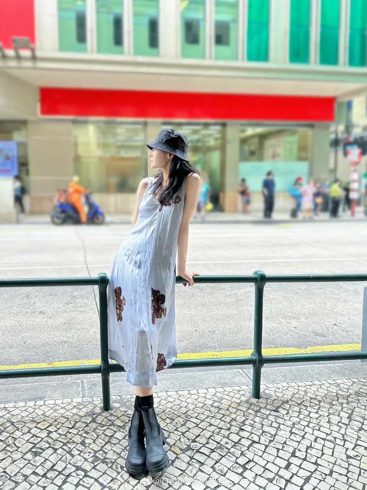 迪麗熱巴穿著印花吊帶洋裝相當有鬆弛感。翻攝迪麗熱巴微博